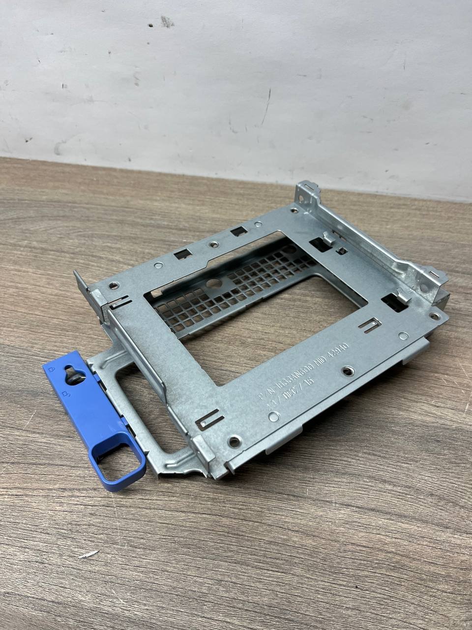 Оригінальний кронштейн SSD/HDD (касета / caddy / drive bracket) Dell OptiPlex 7020 SFF – 1B23G3U00-600-G б/у 2 Оригінальний кронштейн SSD/HDD (касета / caddy / drive bracket) Dell OptiPlex 7020 SFF – 1B23G3U00-600-G б/у