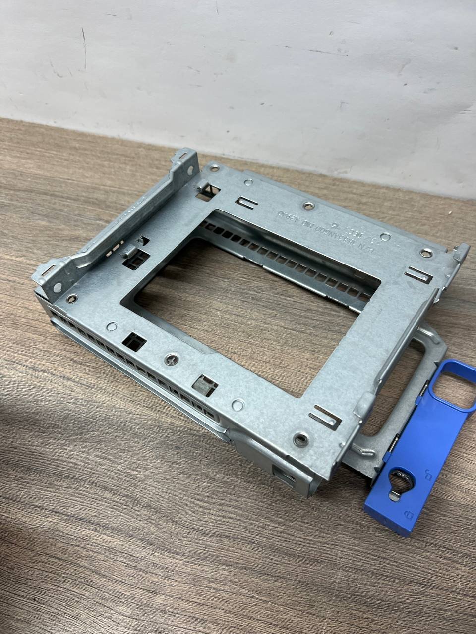 Оригінальний кронштейн SSD/HDD (касета / caddy / drive bracket) Dell OptiPlex 7020 SFF – 1B23G3U00-600-G б/у 3 Оригінальний кронштейн SSD/HDD (касета / caddy / drive bracket) Dell OptiPlex 7020 SFF – 1B23G3U00-600-G б/у