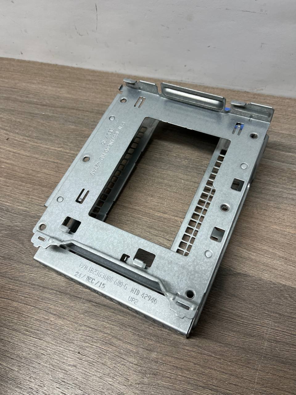 Оригінальний кронштейн SSD/HDD (касета / caddy / drive bracket) Dell OptiPlex 7020 SFF – 1B23G3U00-600-G б/у 4 Оригінальний кронштейн SSD/HDD (касета / caddy / drive bracket) Dell OptiPlex 7020 SFF – 1B23G3U00-600-G б/у